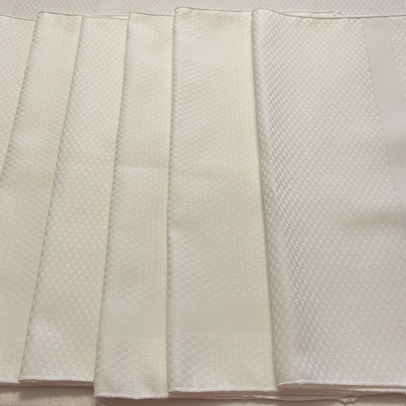 Large Oval no iron tablecloth + 6 napkins. EUC condition. No obvious stains - Picture 3 of 3